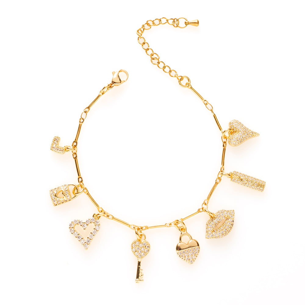 Een bedelarmband die liefde viert in al haar vormen. Heart to Heart combineert verschillende hartjes met een sleutel, slotje, lipjes en een Love-bedel. Speels, stijlvol en nét even anders. Een tijdloos sieraad dat je herinnert aan liefde, vriendschap en de mooiste momenten. Met de hand gemaakt in een kleine oplage, zodat jouw armband net zo uniek is als jij.