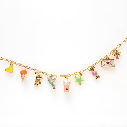 Sunset Shore is een ode aan de mooiste zomermomenten. Van een verkoelend ijsje en een wuivende palmboom tot een lief hartje, een schattig beertje en een sierlijke kolibrie. Iedere bedel vertelt een klein vakantieverhaal. De speelse details geven deze bedelarmband een unieke charme, terwijl de elegante afwerking zorgt voor een luxe uitstraling. Een vrolijk sieraad dat je telkens weer laat terugdenken aan zonnige dagen, lange zomeravonden en onvergetelijke herinneringen.