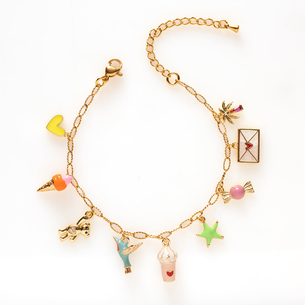 Sunset Shore is een ode aan de mooiste zomermomenten. Van een verkoelend ijsje en een wuivende palmboom tot een lief hartje, een schattig beertje en een sierlijke kolibrie. Iedere bedel vertelt een klein vakantieverhaal. De speelse details geven deze bedelarmband een unieke charme, terwijl de elegante afwerking zorgt voor een luxe uitstraling. Een vrolijk sieraad dat je telkens weer laat terugdenken aan zonnige dagen, lange zomeravonden en onvergetelijke herinneringen.