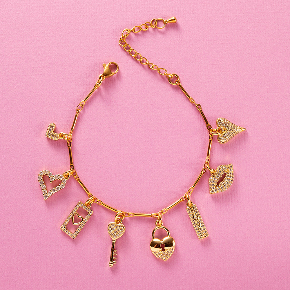 Sommige sieraden vertellen een verhaal. Locked in Love is een bedelarmband vol symbolen van liefde, verbondenheid en een vleugje lef. Met verschillende hartjes, een sleutel, een slotje, lipjes en het woord Love draag je een sieraad dat je elke dag herinnert aan de mensen en momenten die je dierbaar zijn. Handgemaakt in een kleine oplage en perfect om solo te dragen of te combineren met andere armbanden.