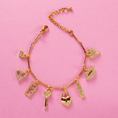 Sommige sieraden vertellen een verhaal. Locked in Love is een bedelarmband vol symbolen van liefde, verbondenheid en een vleugje lef. Met verschillende hartjes, een sleutel, een slotje, lipjes en het woord Love draag je een sieraad dat je elke dag herinnert aan de mensen en momenten die je dierbaar zijn. Handgemaakt in een kleine oplage en perfect om solo te dragen of te combineren met andere armbanden.