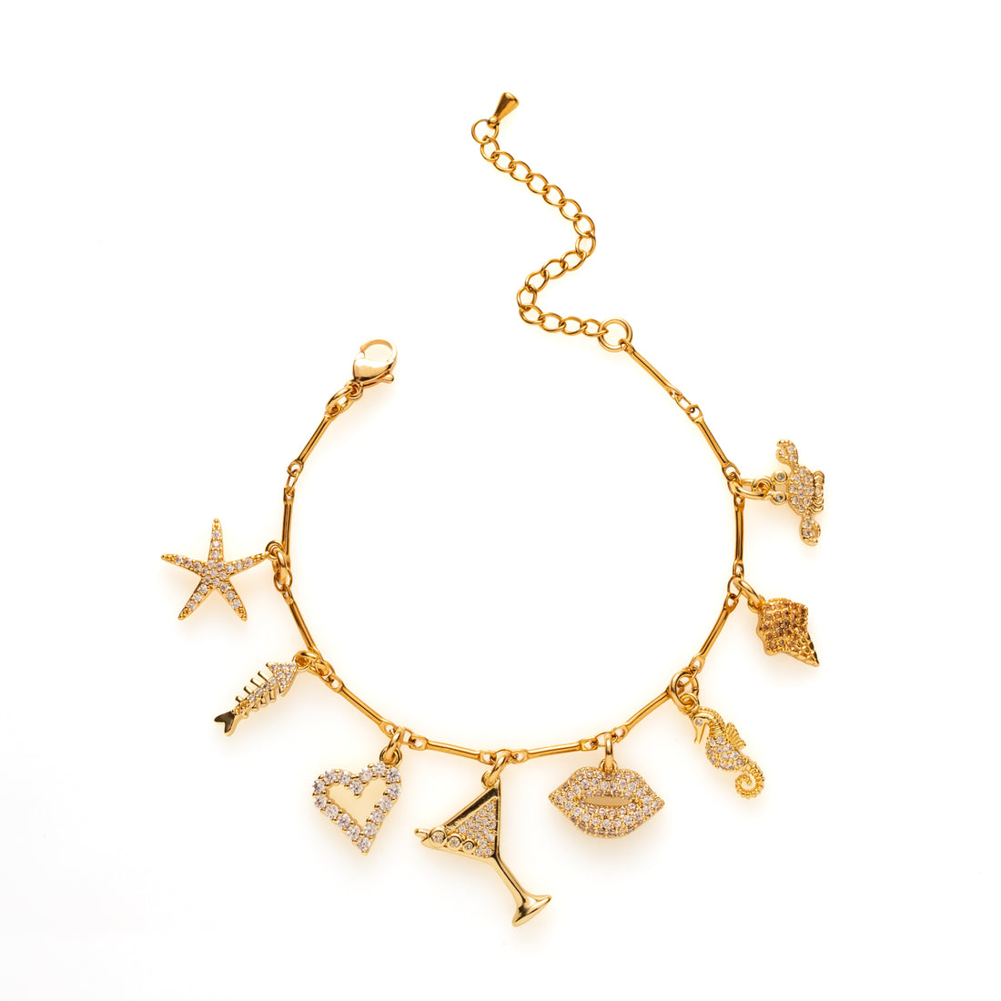 Laat de zomer maar komen met Tropical Flirt! Deze goudkleurige bedelarmband is een speelse mix van lipjes, een cocktail, ijsje, hartje, zeester en zeediertjes zoals een krab en zeepaardje. Vrolijk, flirty en afgewerkt met fonkelende zirkonia steentjes — dé ultieme armband voor zonnige dagen en zwoele avonden.