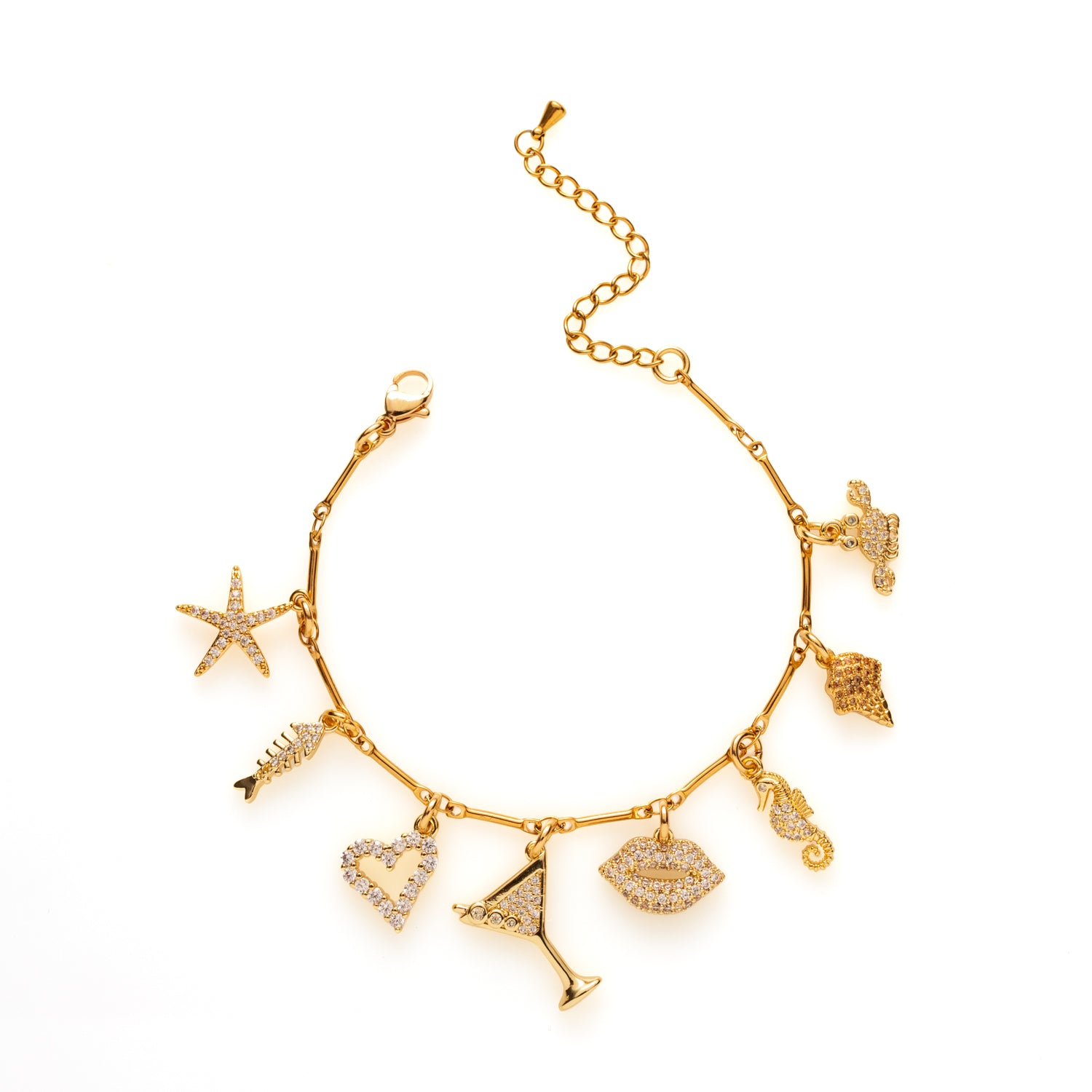 Laat de zomer maar komen met Tropical Flirt! Deze goudkleurige bedelarmband is een speelse mix van lipjes, een cocktail, ijsje, hartje, zeester en zeediertjes zoals een krab en zeepaardje. Vrolijk, flirty en afgewerkt met fonkelende zirkonia steentjes — dé ultieme armband voor zonnige dagen en zwoele avonden.