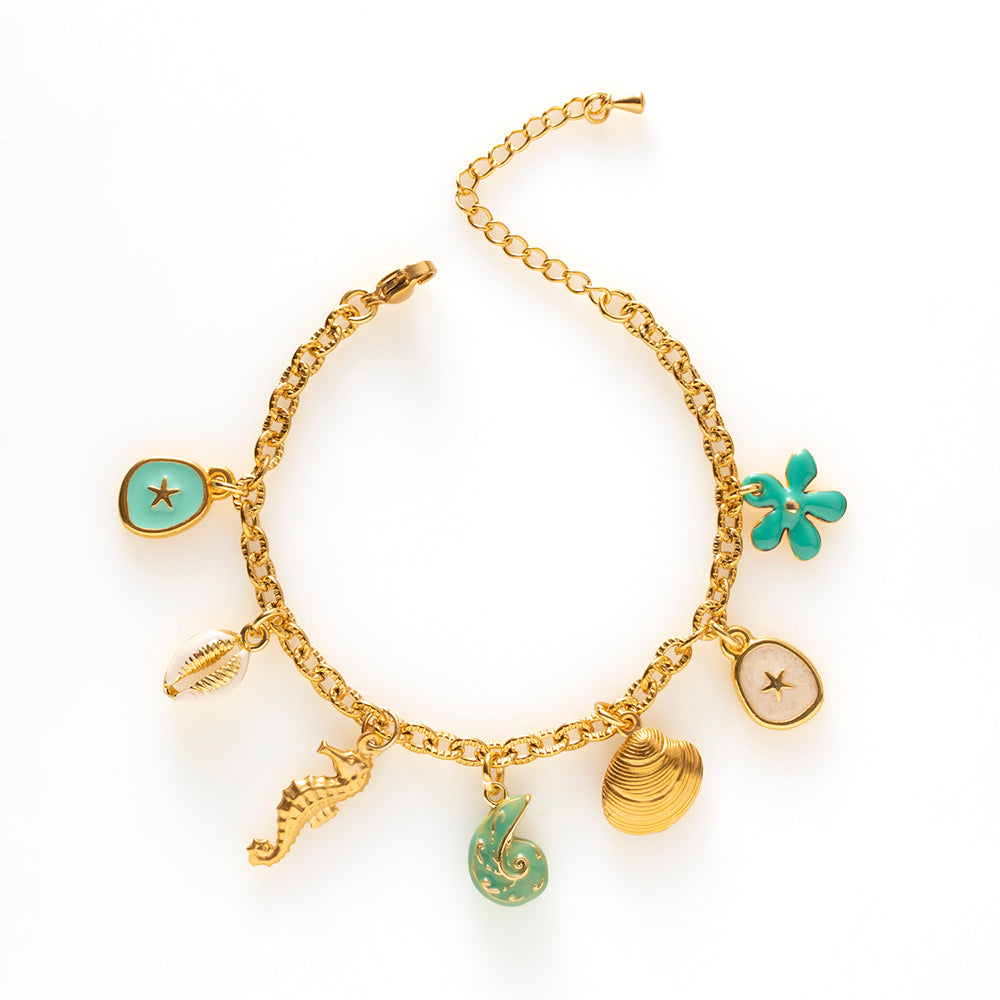 Een verzameling kleine schatten, geïnspireerd door tropische eilanden en verborgen strandjes. Island Treasure combineert speelse bedels met een elegante uitstraling, waardoor de armband zowel opvallend als tijdloos is. Perfect voor liefhebbers van unieke sieraden met een zomerse twist.