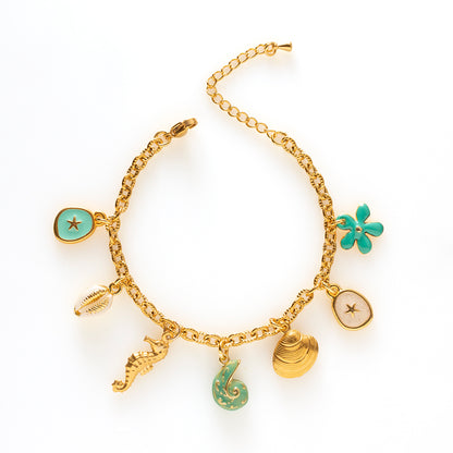 Een verzameling kleine schatten, geïnspireerd door tropische eilanden en verborgen strandjes. Island Treasure combineert speelse bedels met een elegante uitstraling, waardoor de armband zowel opvallend als tijdloos is. Perfect voor liefhebbers van unieke sieraden met een zomerse twist.
