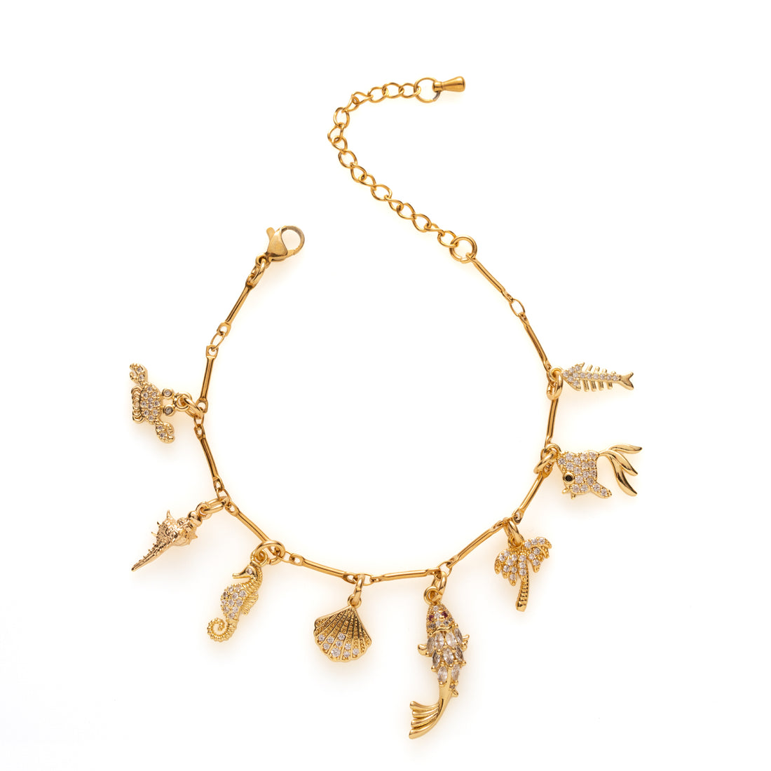 Laat je meenemen op een zomers avontuur met Seaside Story! Deze goudkleurige bedelarmband met visjes, een schelpje en een zeepaardje fonkelt speels dankzij de zirkonia steentjes. Vrolijk, stijlvol en klaar om jouw zomeroutfit compleet te maken.