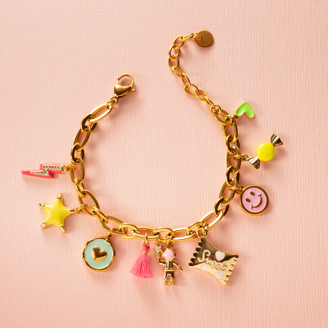 Sweet Space is een bedelarmband die je meeneemt op een zoete ruimtereis vol fun en kleur. Deze vrolijke armband is versierd met speelse bedels die jouw eigen mini-universum vormen: een bliksem voor power, een ster die staat voor dromen, een hartje vol liefde, een schattig astronautje, een snoepzak vol zoetigheid, een lachende smiley, een snoepje én nog een hartje om het geheel af te maken.