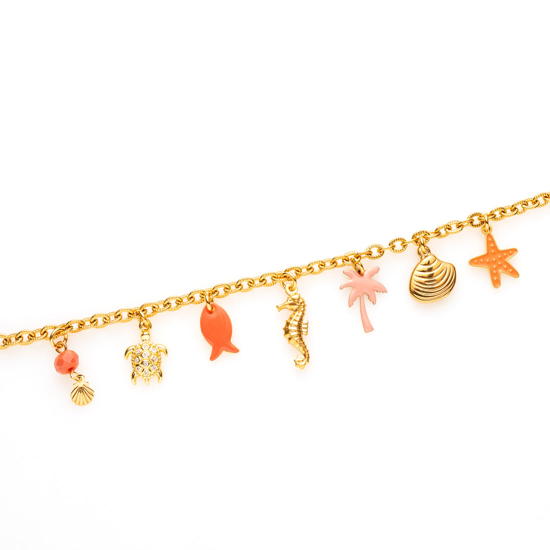 Laat je meevoeren naar zonnige stranden en zwoele zomeravonden met de Seaside Glow bedelarmband. Deze opvallende armband is versierd met speelse bedels in goud- en koraaltinten, waaronder een schelpje, schildpad, visje, zeepaardje, palmboom, schelp en zeester. Elk bedeltje vertelt zijn eigen verhaal en samen vormen ze een charmant eerbetoon aan de zee.