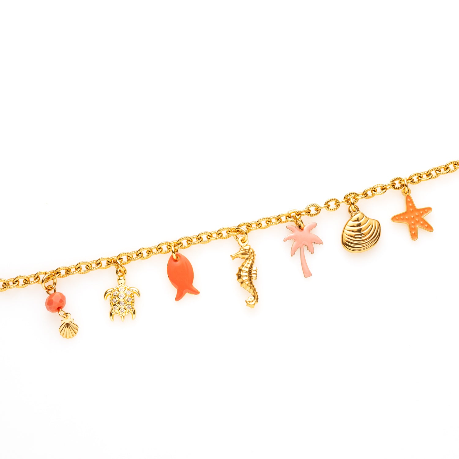 Laat je meevoeren naar zonnige stranden en zwoele zomeravonden met de Seaside Glow bedelarmband. Deze opvallende armband is versierd met speelse bedels in goud- en koraaltinten, waaronder een schelpje, schildpad, visje, zeepaardje, palmboom, schelp en zeester. Elk bedeltje vertelt zijn eigen verhaal en samen vormen ze een charmant eerbetoon aan de zee.
