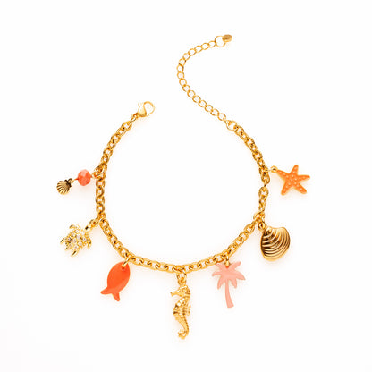 Laat je meevoeren naar zonnige stranden en zwoele zomeravonden met de Seaside Glow&amp;nbsp;bedelarmband. Deze opvallende armband is versierd met speelse bedels in goud- en koraaltinten, waaronder een schelpje, schildpad, visje, zeepaardje, palmboom, schelp en zeester. Elk bedeltje vertelt zijn eigen verhaal en samen vormen ze een charmant eerbetoon aan de zee.