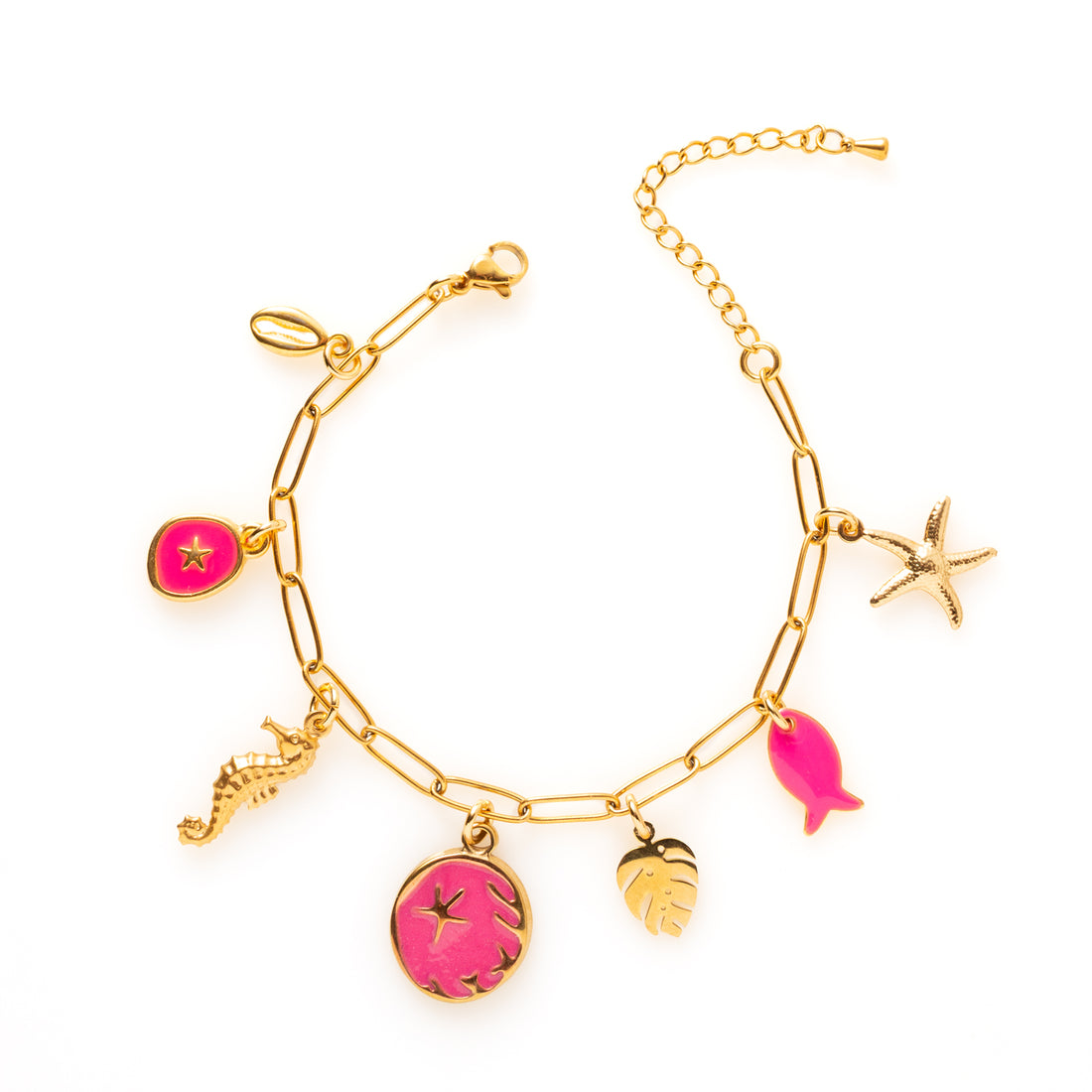 Stap in een tropisch paradijs met Pink Lagoon. Deze&amp;nbsp;bedelarmband met opvallende fuchsia tinten vangt de warmte van een gouden zonsondergang boven zee. De zomerse bedels – waaronder een visje, zeester, palmblad en schelp – zorgen voor een speelse twist met een elegante touch.