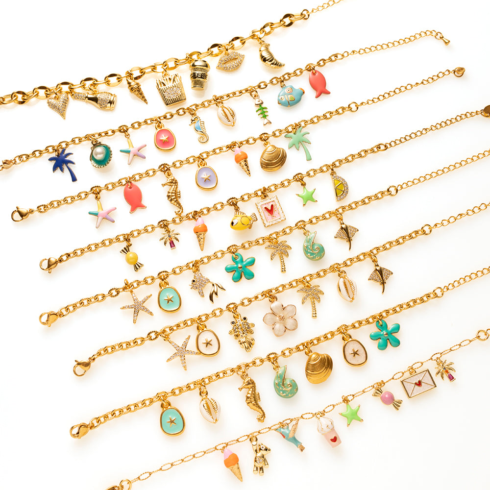 De glamour van de kust, gevangen in één armband. Riviera Tide straalt elegantie uit met speelse maritieme details die doen denken aan lange strandwandelingen en stijlvolle beach clubs. Draag hem solo voor een verfijnde look of combineer hem met andere armbanden voor een trendy, zomerse uitstraling. Een klein vakantiegevoel om elke dag te dragen.