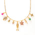 Coastal Dream neemt je mee naar zonovergoten stranden en een azuurblauwe zee. Deze elegante gouden bedelketting is rijk gevuld met zomerse bedels, waaronder een palmboom, palmblad, visje, zeester, schelp en een sierlijke rog. De fuchsia en groene glasbedels geven de ketting een frisse, kleurrijke uitstraling, terwijl de fonkelende zirkonia steentjes zorgen voor een luxe sparkle.

Een unieke eyecatcher die speels en elegant perfect combineert. Draag Coastal Dream als herinnering aan lange zomerdagen, een ont