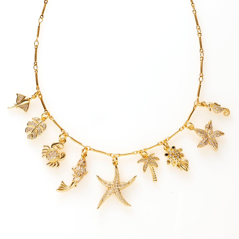 Voel de frisse zeebries met Sea Breeze. Deze elegante gouden bedelketting is rijk gevuld met zomerse bedels die doen denken aan lange stranddagen en helderblauw water. De combinatie van verfijnde gouden details en fonkelende zirkonia steentjes zorgt voor een luxe uitstraling met een speels karakter.

Een tijdloze zomerse eyecatcher die perfect is om elke dag te dragen en eenvoudig te combineren is met andere sieraden.