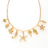 Voel de frisse zeebries met Sea Breeze. Deze elegante gouden bedelketting is rijk gevuld met zomerse bedels die doen denken aan lange stranddagen en helderblauw water. De combinatie van verfijnde gouden details en fonkelende zirkonia steentjes zorgt voor een luxe uitstraling met een speels karakter.

Een tijdloze zomerse eyecatcher die perfect is om elke dag te dragen en eenvoudig te combineren is met andere sieraden.