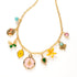 Ontdek de perfecte balans tussen kleur en elegantie met deze bedelketting. De ketting bevat een betoverende mix van bedels, waaronder een hexagon, vlinder, bloem, en natuursteen in zachte tinten van geel, roze, groen en blauw. Het crystal glas voegt een sprankelende afwerking toe, terwijl de natuurstenen een rustgevende, organische uitstraling bieden. Een ware symfonie van kleuren en vormen die elke outfit een speelse, verfijnde toets geven.