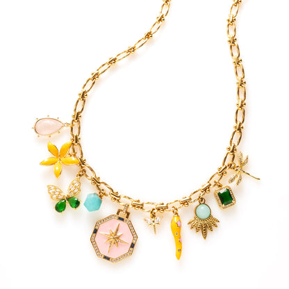 Laat je meevoeren naar een speelse, betoverende tuin vol charme en karakter. Deze funky bedelketting combineert natuursteen, bloemen, een vlinder, libelle en een peperbedel tot een uniek geheel. De groene crystalglas details zorgen voor een frisse sparkle, terwijl de hexagon bedel een moderne twist toevoegt. Een echte blikvanger voor wie durft te bloeien in haar eigen stijl.