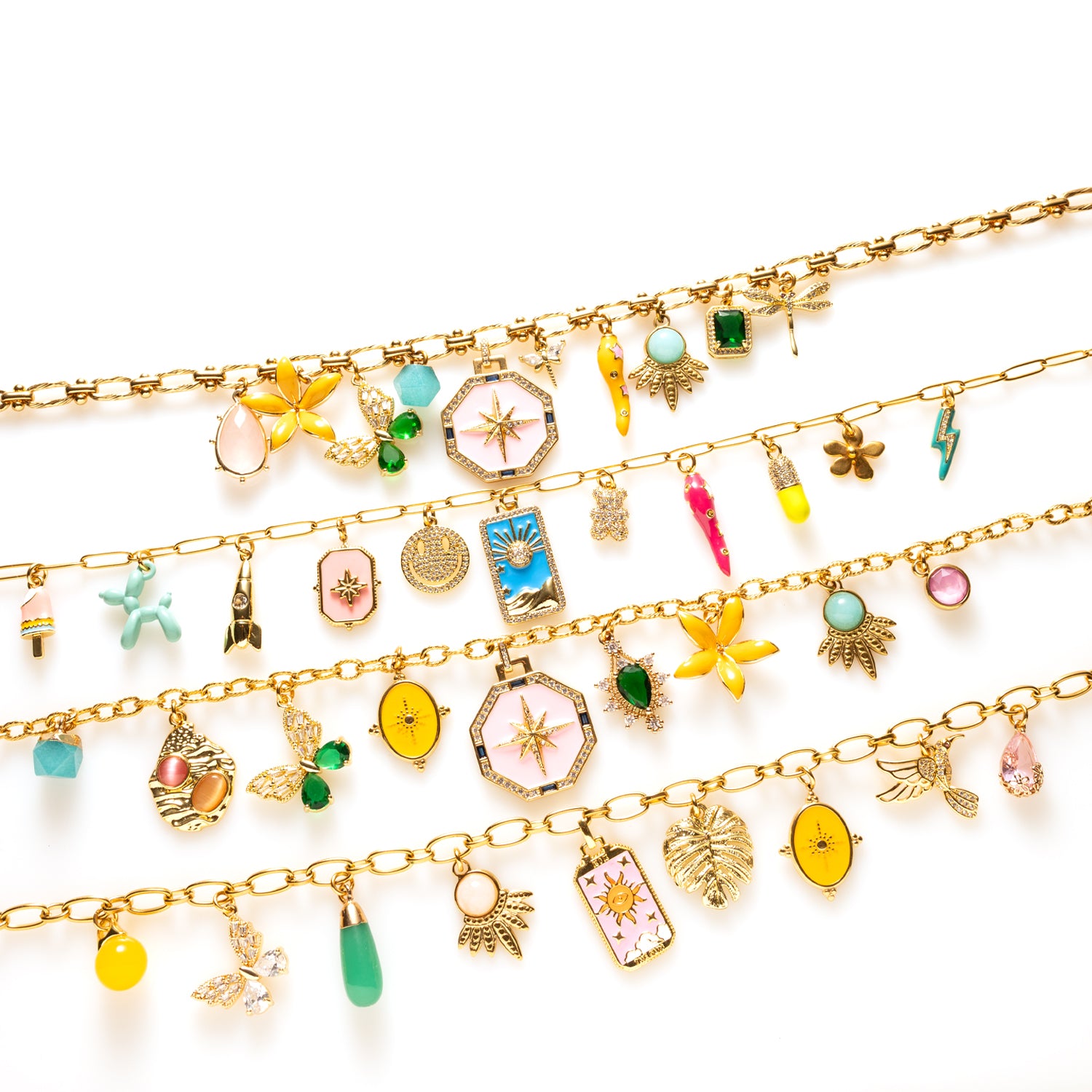 Cosmic Chaos: een funky bedelketting vol symboliek en kleur met o.a. een tarotkaart, raket, chill pill en smiley. Magisch, speels en uniek
