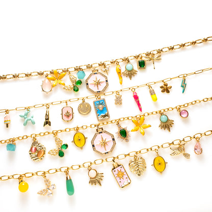 Cosmic Chaos: een funky bedelketting vol symboliek en kleur met o.a. een tarotkaart, raket, chill pill en smiley. Magisch, speels en uniek