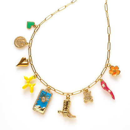 Funky Love Ride bedelketting met hartjes, smiley, cowboylaars en tarotkaart. Speels, kleurrijk en vol avontuur. Perfect voor de vrije geest.