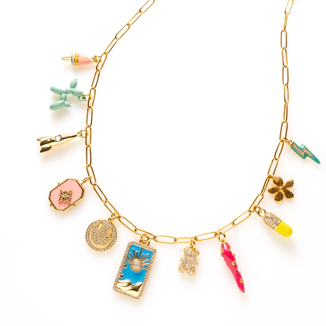 Cosmic Chaos: een funky bedelketting vol symboliek en kleur met o.a. een tarotkaart, raket, chill pill en smiley. Magisch, speels en uniek