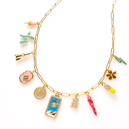 Cosmic Chaos: een funky bedelketting vol symboliek en kleur met o.a. een tarotkaart, raket, chill pill en smiley. Magisch, speels en uniek