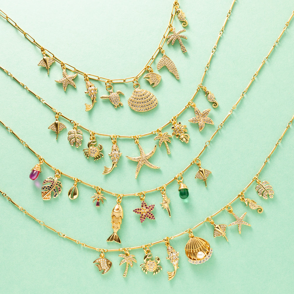 Coastal Dream neemt je mee naar zonovergoten stranden en een azuurblauwe zee. Deze elegante gouden bedelketting is rijk gevuld met zomerse bedels, waaronder een palmboom, palmblad, visje, zeester, schelp en een sierlijke rog. De fuchsia en groene glasbedels geven de ketting een frisse, kleurrijke uitstraling, terwijl de fonkelende zirkonia steentjes zorgen voor een luxe sparkle.

Een unieke eyecatcher die speels en elegant perfect combineert. Draag Coastal Dream als herinnering aan lange zomerdagen, een ont