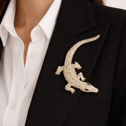 Durf op te vallen met de Alligator Spark broche. Groot, gedurfd en opvallend, ontworpen voor vrouwen die van sieraden een statement maken. Voeg kracht en eigenzinnigheid toe aan je outfit en laat je stijl spreken met deze opvallende broche.