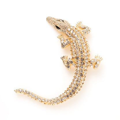 Durf op te vallen met de Alligator Spark broche. Groot, gedurfd en opvallend, ontworpen voor vrouwen die van sieraden een statement maken. Voeg kracht en eigenzinnigheid toe aan je outfit en laat je stijl spreken met deze opvallende broche.