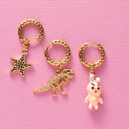 De Dino Dazzle is een one piece oorbel met een fonkelende zirkonia dinosaurus die meteen opvalt. Grappig, eigenzinnig en heerlijk funky – een kleine statement met een grote glimlach.

De zirkonia steentjes geven een subtiele sparkle, terwijl het speelse design zorgt voor die fun twist waar jouw collectie om bekendstaat.

Draag ’m solo voor een vrolijk accent of mix &amp;amp; match met andere oorbellen voor een eigen, unieke stijl. Want sieraden mogen best een beetje karakter hebben.