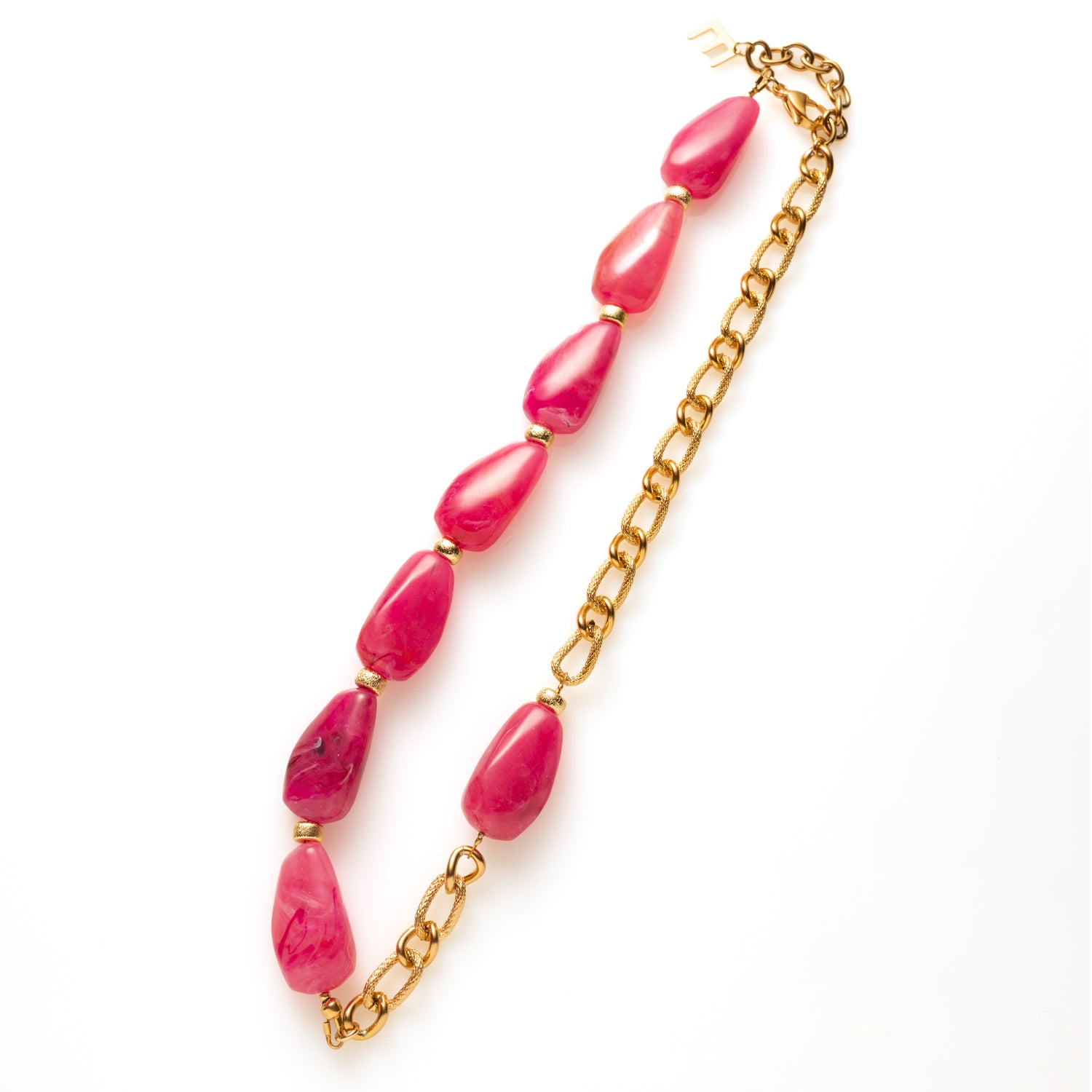 Deze grove schakelketting met gemarmerde fuchsia acryl kralen is een echte eyecatcher. De chunky schakels geven de ketting een stoer en trendy karakter, terwijl de fuchsia marmerlook zorgt voor een speelse en luxe uitstraling.

Perfect om een blouse direct meer power te geven, maar ook verrassend mooi op een warme trui. Deze ketting is gemaakt voor vrouwen die durven op te vallen en hun outfit moeiteloos naar een hoger niveau tillen. Trendy, opvallend en veelzijdig – precies wat een statement accessoire moe