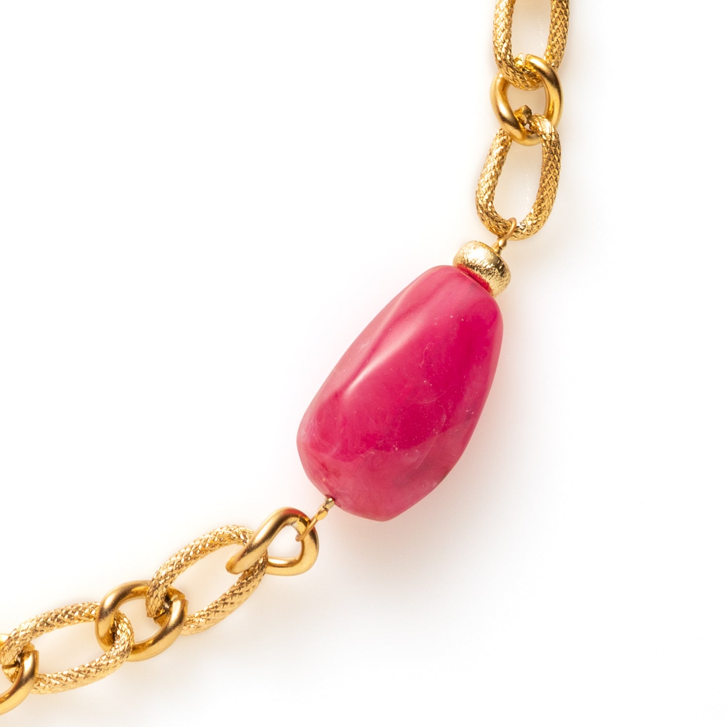 Deze grove schakelketting met gemarmerde fuchsia acryl kralen is een echte eyecatcher. De chunky schakels geven de ketting een stoer en trendy karakter, terwijl de fuchsia marmerlook zorgt voor een speelse en luxe uitstraling.

Perfect om een blouse direct meer power te geven, maar ook verrassend mooi op een warme trui. Deze ketting is gemaakt voor vrouwen die durven op te vallen en hun outfit moeiteloos naar een hoger niveau tillen. Trendy, opvallend en veelzijdig – precies wat een statement accessoire moe