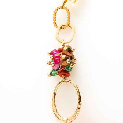 Fuchsia Fusion is een uitgesproken statement ketting waarin kleur, textuur en karakter samenkomen. De grote, glanzende acrylkralen in levendig fuchsia vormen het krachtige middelpunt en geven direct energie aan je look.

De combinatie met natuursteen kralen in warme aardetinten en frisgroen zorgt voor balans en diepte. Subtiele facetkralen vangen het licht en voegen een verfijnde sparkle toe. De diverse goudkleurige metalen elementen, van speelse ringen tot stoere schakels, geven de ketting een eigentijdse,