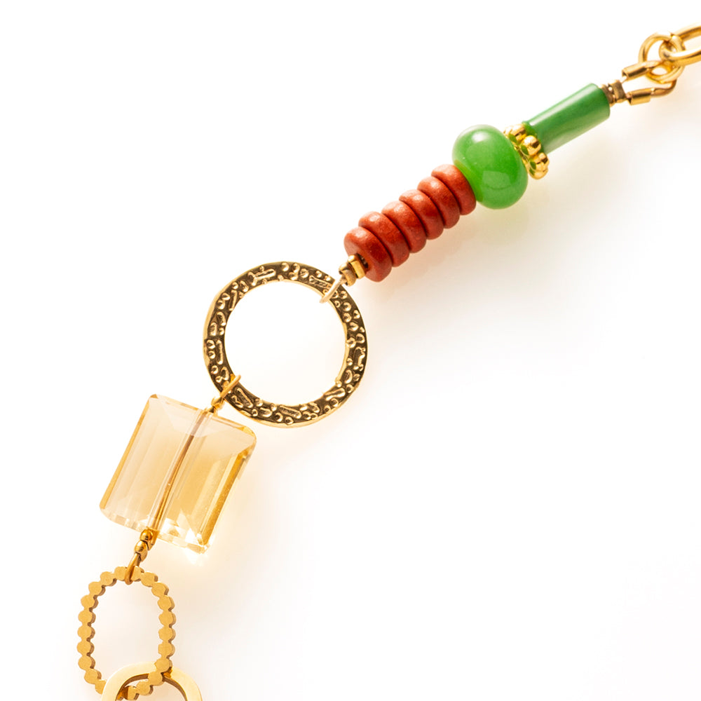 Fuchsia Fusion is een uitgesproken statement ketting waarin kleur, textuur en karakter samenkomen. De grote, glanzende acrylkralen in levendig fuchsia vormen het krachtige middelpunt en geven direct energie aan je look.

De combinatie met natuursteen kralen in warme aardetinten en frisgroen zorgt voor balans en diepte. Subtiele facetkralen vangen het licht en voegen een verfijnde sparkle toe. De diverse goudkleurige metalen elementen, van speelse ringen tot stoere schakels, geven de ketting een eigentijdse,