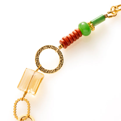 Fuchsia Fusion is een uitgesproken statement ketting waarin kleur, textuur en karakter samenkomen. De grote, glanzende acrylkralen in levendig fuchsia vormen het krachtige middelpunt en geven direct energie aan je look.

De combinatie met natuursteen kralen in warme aardetinten en frisgroen zorgt voor balans en diepte. Subtiele facetkralen vangen het licht en voegen een verfijnde sparkle toe. De diverse goudkleurige metalen elementen, van speelse ringen tot stoere schakels, geven de ketting een eigentijdse,