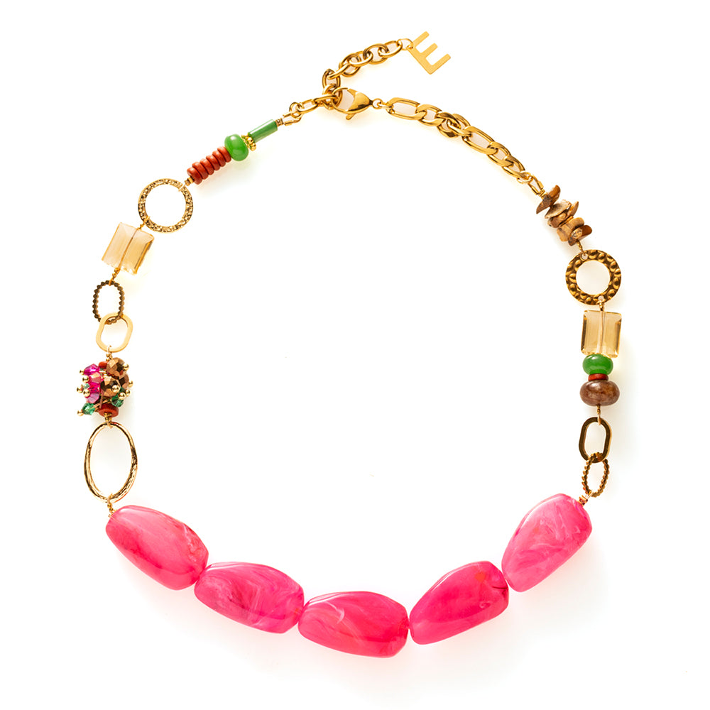 Fuchsia Fusion is een uitgesproken statement ketting waarin kleur, textuur en karakter samenkomen. De grote, glanzende acrylkralen in levendig fuchsia vormen het krachtige middelpunt en geven direct energie aan je look.

De combinatie met natuursteen kralen in warme aardetinten en frisgroen zorgt voor balans en diepte. Subtiele facetkralen vangen het licht en voegen een verfijnde sparkle toe. De diverse goudkleurige metalen elementen, van speelse ringen tot stoere schakels, geven de ketting een eigentijdse,