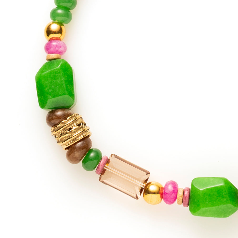 Voeg een vleugje elegantie toe aan je look met de Emerald Sunset kralenketting. Deze opvallende ketting combineert diepgroen acryl kralen met glanzende gouden metalen kralen en natuursteenkralen in warme bruintinten en levendig roze. Perfect om een eenvoudige outfit een kleurrijke, stijlvolle twist te geven. Draag hem solo of combineer met andere accessoires voor een unieke, persoonlijke touch.