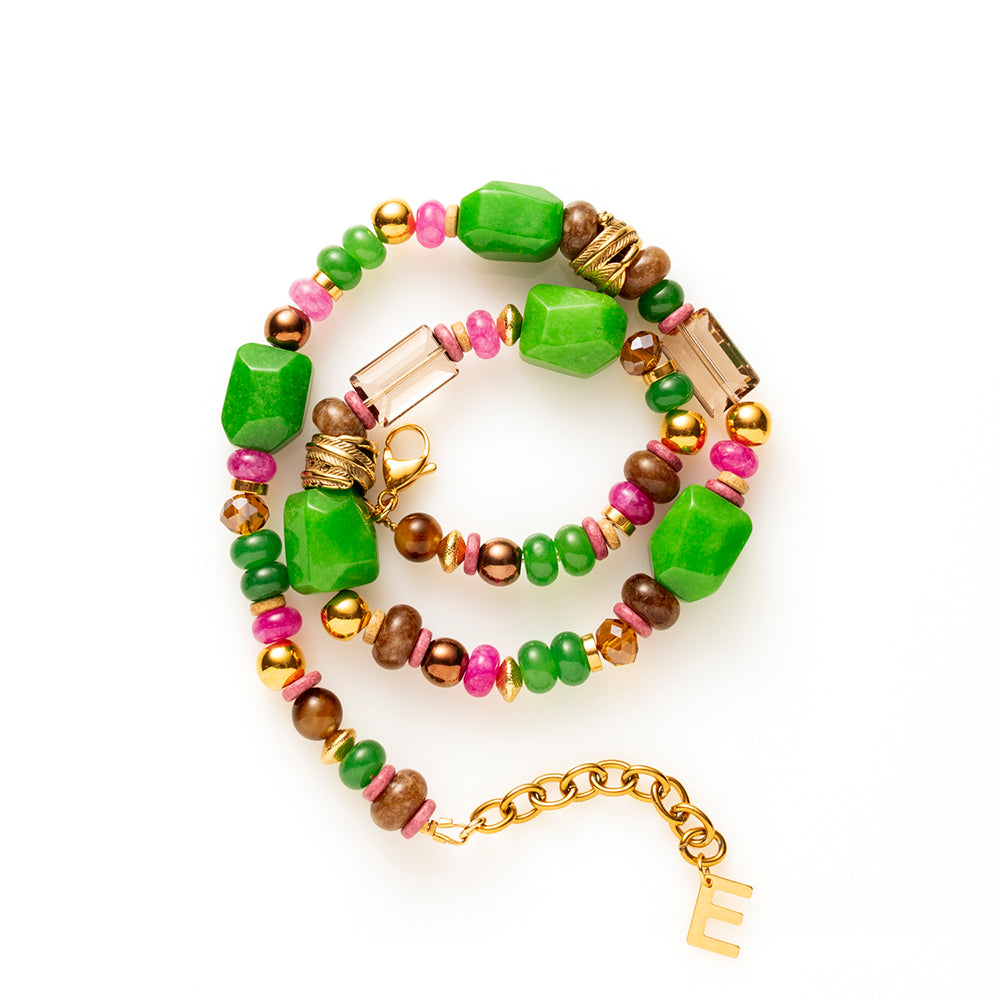 Voeg een vleugje elegantie toe aan je look met de Emerald Sunset kralenketting. Deze opvallende ketting combineert diepgroen acryl kralen met glanzende gouden metalen kralen en natuursteenkralen in warme bruintinten en levendig roze. Perfect om een eenvoudige outfit een kleurrijke, stijlvolle twist te geven. Draag hem solo of combineer met andere accessoires voor een unieke, persoonlijke touch.