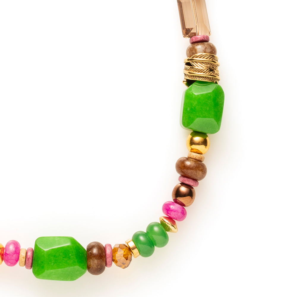 Voeg een vleugje elegantie toe aan je look met de Emerald Sunset kralenketting. Deze opvallende ketting combineert diepgroen acryl kralen met glanzende gouden metalen kralen en natuursteenkralen in warme bruintinten en levendig roze. Perfect om een eenvoudige outfit een kleurrijke, stijlvolle twist te geven. Draag hem solo of combineer met andere accessoires voor een unieke, persoonlijke touch.