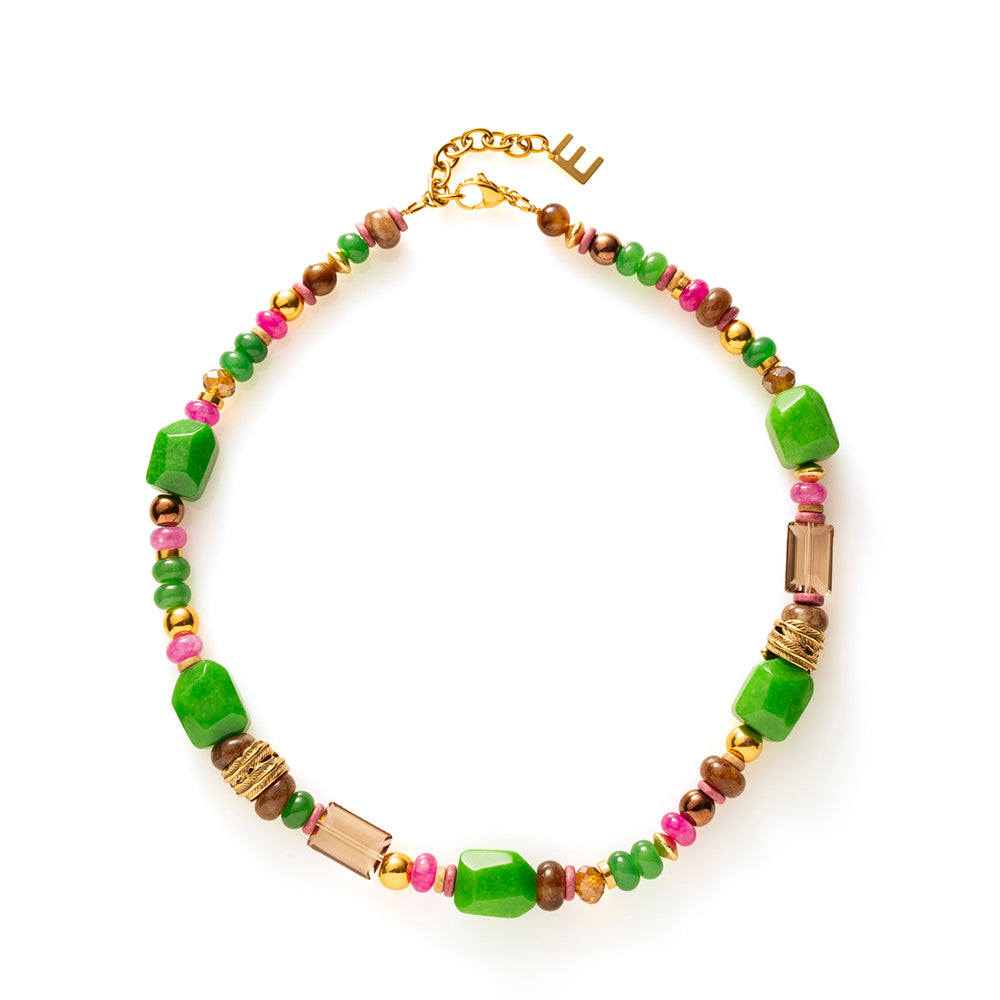 Voeg een vleugje elegantie toe aan je look met de Emerald Sunset kralenketting. Deze opvallende ketting combineert diepgroen acryl kralen met glanzende gouden metalen kralen en natuursteenkralen in warme bruintinten en levendig roze. Perfect om een eenvoudige outfit een kleurrijke, stijlvolle twist te geven. Draag hem solo of combineer met andere accessoires voor een unieke, persoonlijke touch.
