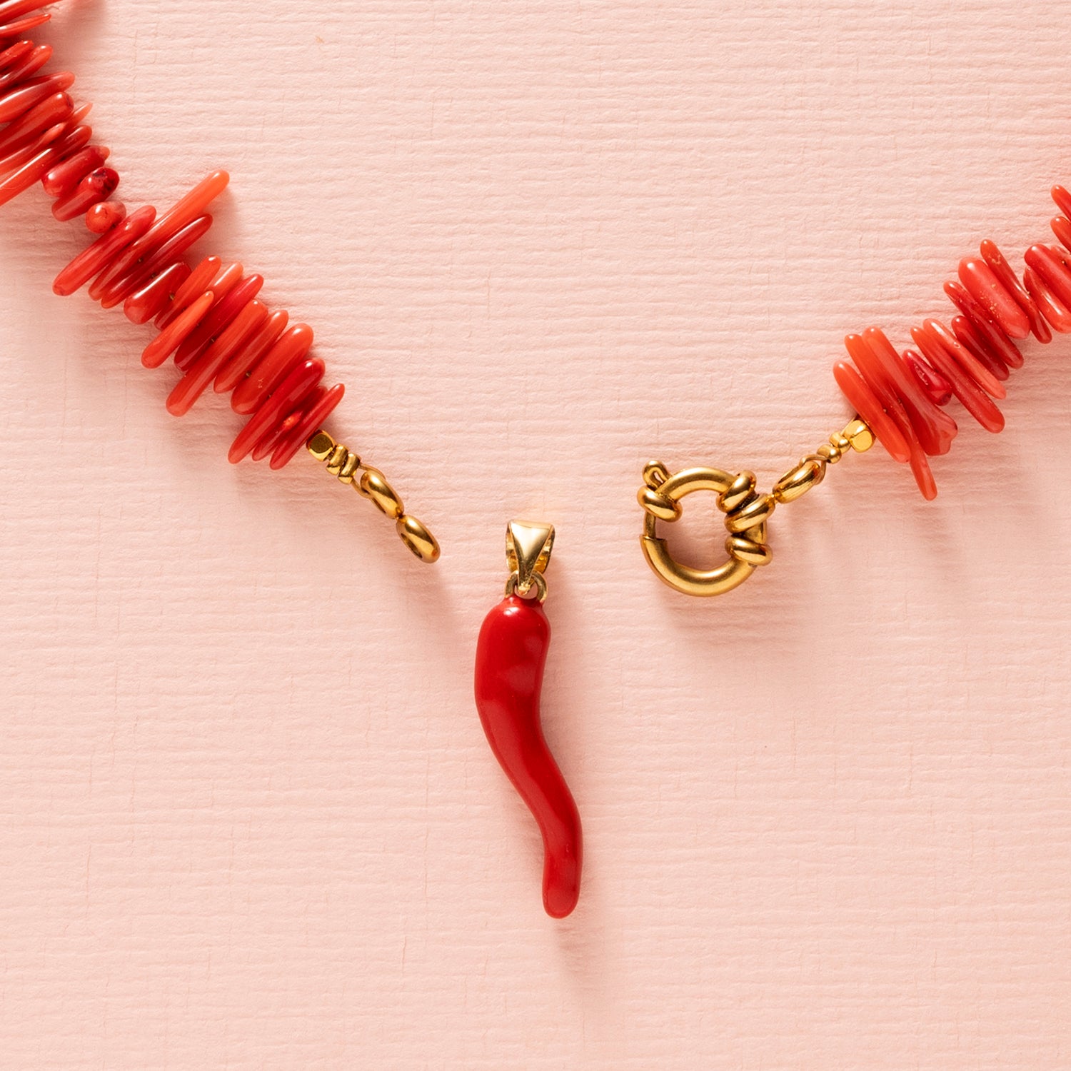 Een krachtige eyecatcher met een zomerse twist. Deze ketting met ocean bamboo kralen in warm rood straalt energie, lef en elegantie uit. Het opvallende boeislot aan de voorkant geeft de ketting een moderne en eigenzinnige uitstraling én biedt de mogelijkheid om zelf een bedel toe te voegen. Zo creëer je telkens een nieuwe look, passend bij jouw stijl of moment.

Draag de ketting solo als statement piece of combineer met langere kettingen voor een speels gelaagd effect. 