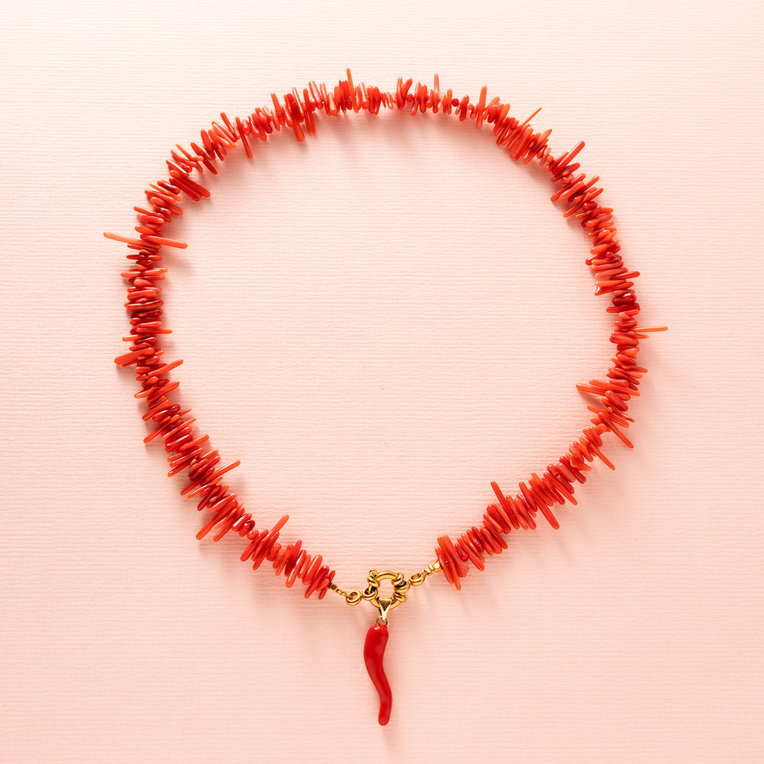 ketting met een boeislot aan de voorkant. Gemaakt met rode zee  bamboo en een bedel peper met een klein edelsteentje chrysopraas