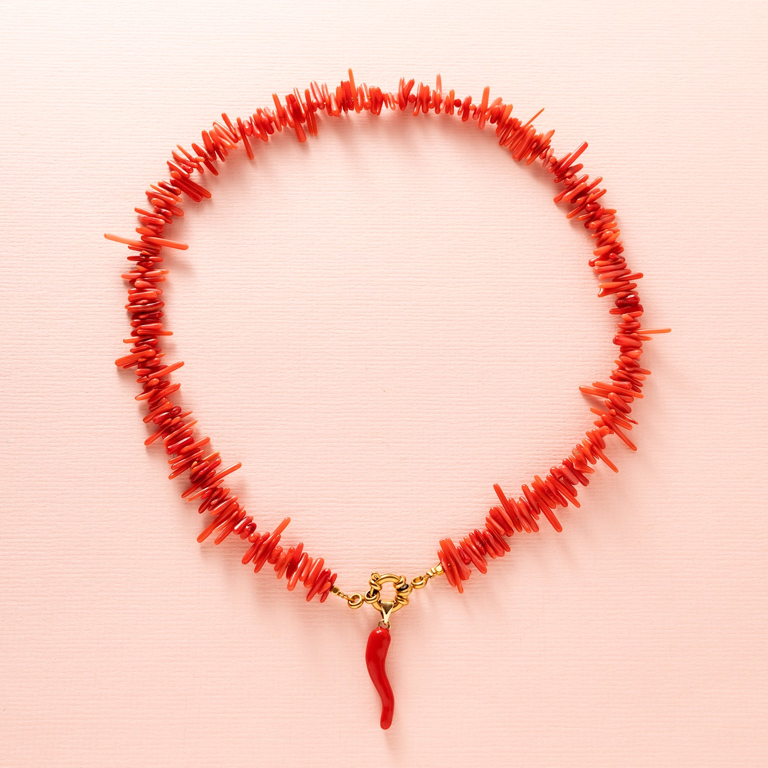 ketting met een boeislot aan de voorkant. Gemaakt met rode zee  bamboo en een bedel peper met een klein edelsteentje chrysopraas