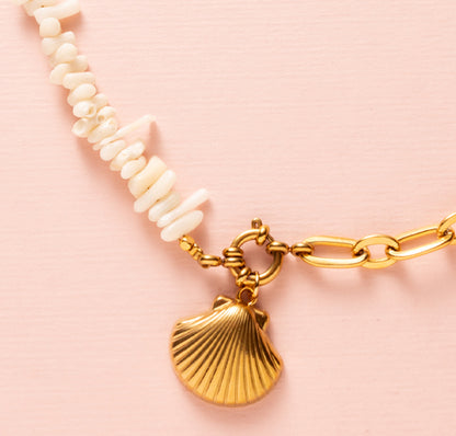 Ervaar de perfecte combinatie van elegantie en zomerse charme met de Ocean Bamboo Duo Ketting. Dit unieke sieraad bestaat uit twee delen: een zijde met natuurlijk wit Ocean Bamboo en een zijde met een grove goudkleurige schakelketting. In het midden schittert een elegant boeislot aan de voorkant, waaraan een verfijnde schelpbedel hangt.

De bedel is eenvoudig afneembaar, zodat je kunt variëren of het sieraad naar wens kunt personaliseren. 