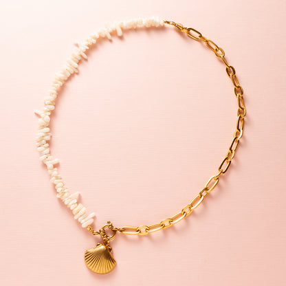 Ervaar de perfecte combinatie van elegantie en zomerse charme met de Ocean Bamboo Duo Ketting. Dit unieke sieraad bestaat uit twee delen: een zijde met natuurlijk wit Ocean Bamboo en een zijde met een grove goudkleurige schakelketting. In het midden schittert een elegant boeislot aan de voorkant, waaraan een verfijnde schelpbedel hangt.

De bedel is eenvoudig afneembaar, zodat je kunt variëren of het sieraad naar wens kunt personaliseren. De harmonieuze mix van natuurlijke en stoere elementen maakt deze ket
