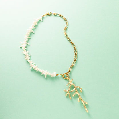 Coral Statement Deluxe is dé eyecatcher van dit moment. Deze grote, goudkleurige hanger in de vorm van een koraaltak sluit perfect aan bij de organische, natuurlijke sieradentrend die je overal terugziet.

De speelse vertakkingen geven een krachtige, maar elegante uitstraling, alsof je een stukje oceaan met je meedraagt. Door het opvallende formaat is dit dé bedel die je ketting direct karakter geeft.