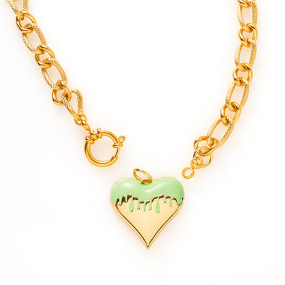 De Bold Heart ketting is een echte eyecatcher voor vrouwen die durven te kiezen. De grove schakel en het grote, gekleurde hartvormige hanger staat symbool voor lef, liefde en zelfexpressie. De ketting combineert een krachtig design met een speelse, elegante uitstraling en tilt elke outfit direct naar een hoger niveau.