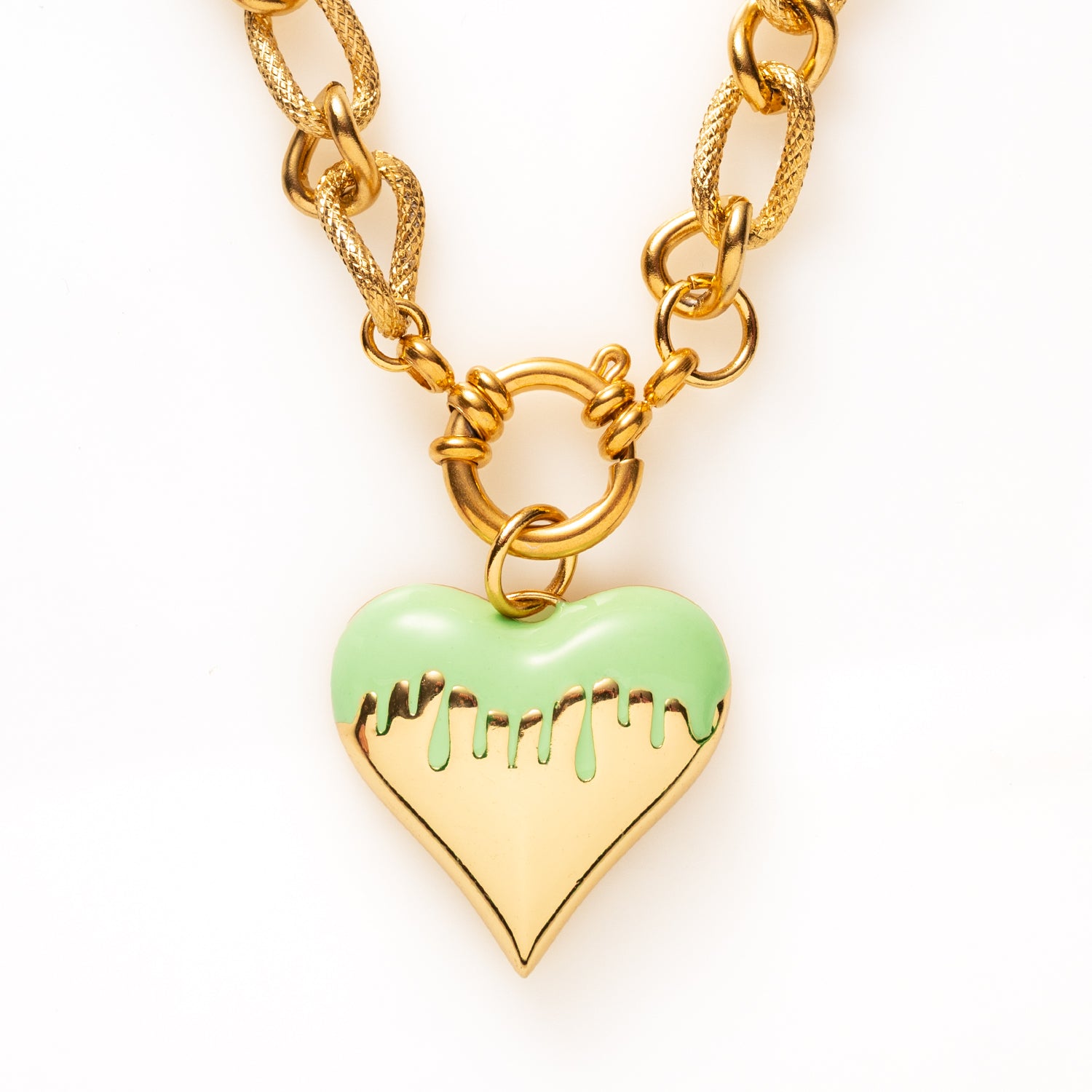 De Bold Heart ketting is een echte eyecatcher voor vrouwen die durven te kiezen. De grove schakel en het grote, gekleurde hartvormige hanger staat symbool voor lef, liefde en zelfexpressie. De ketting combineert een krachtig design met een speelse, elegante uitstraling en tilt elke outfit direct naar een hoger niveau.