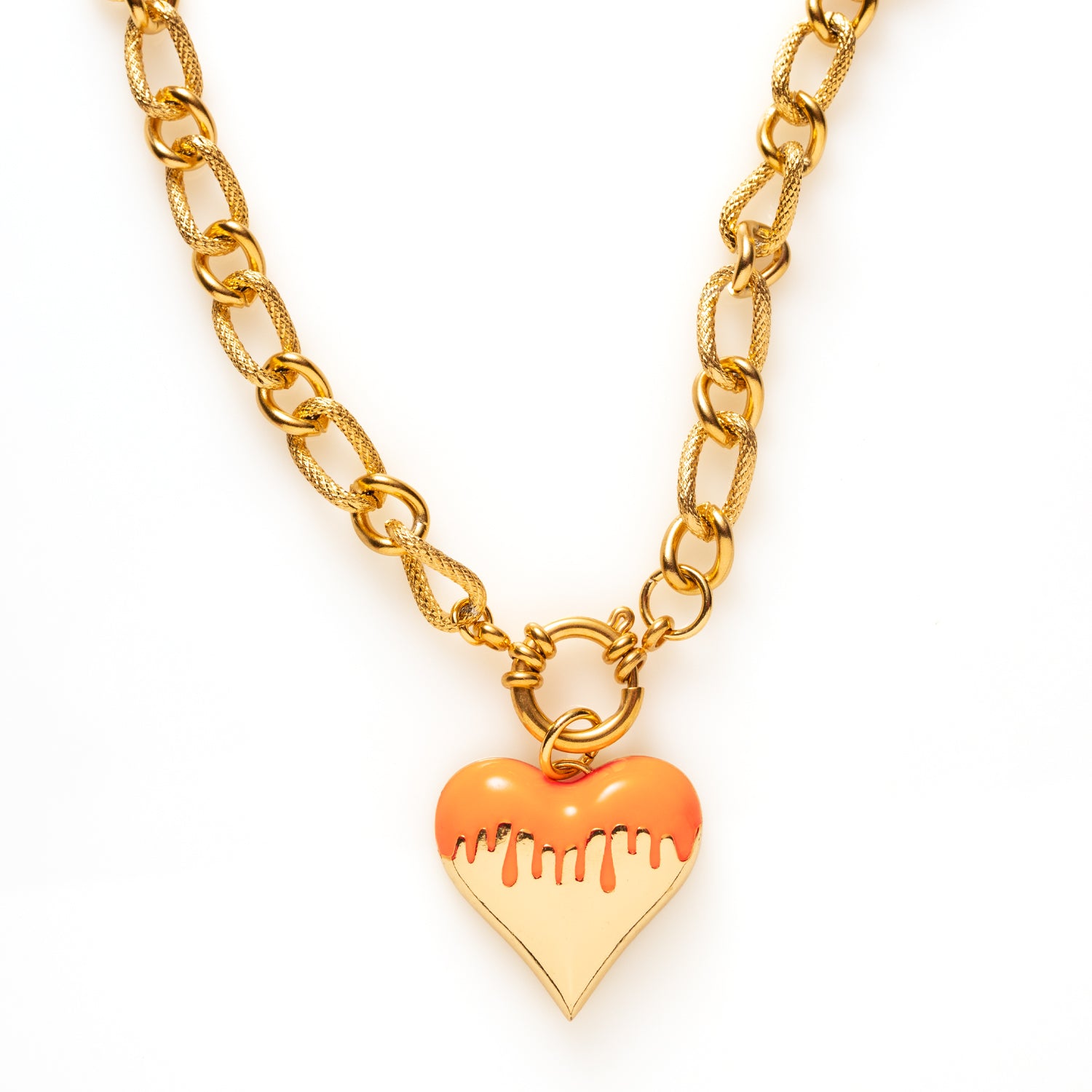 De Bold Heart ketting is een echte eyecatcher voor vrouwen die durven te kiezen. De grove schakel en het grote, gekleurde hartvormige hanger staat symbool voor lef, liefde en zelfexpressie. De ketting combineert een krachtig design met een speelse, elegante uitstraling en tilt elke outfit direct naar een hoger niveau.