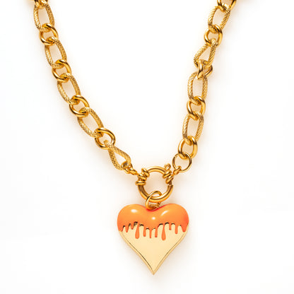 De Bold Heart ketting is een echte eyecatcher voor vrouwen die durven te kiezen. De grove schakel en het grote, gekleurde hartvormige hanger staat symbool voor lef, liefde en zelfexpressie. De ketting combineert een krachtig design met een speelse, elegante uitstraling en tilt elke outfit direct naar een hoger niveau.